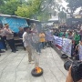 Kompak Naik Angkot, Puluhan Orang Gelar Aksi Bakar Ban saat Geruduk Kantor ICW