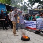Demo di Depan Kantor ICW, Massa Bakar Ban dan Tuduh Sebarkan Makar