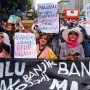 Bawa Panci dan Bakul, Emak-Emak Protes Harga Bahan Pokok Naik ke Bawaslu