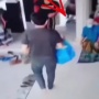 Takut Gak Kebagian! Pria Ini Refleks Sambar Nasi Kotak Saat Sedang Rukuk Salat