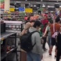 Efek Harga Pangan Meroket, Ini Detik-detik Warga Berebut Beras Sumo di Supermarket