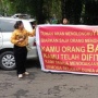 Spanduk Dukungan ke Yudha Terbentang Direkonstruksi Kematian Anak Tamara Tyasmara, Pengacara: Kita Tidak Tahu