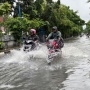 Kejebak Banjir di Cempaka Putih Jakpus, Pemotor Ngotot Terobos tapi Ending-nya Motor Mogok!