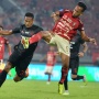 Duel Bali United vs Persis Solo Diwarnai Keributan Suporter, Petugas Keamanan Turun Tangan