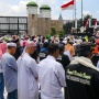 Salat Jumat Bersama Para Pengunjuk Rasa Sebelum Demo Tolak Pemilu Curang di Gedung DPR
