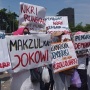 Sangar! Ikut Geruduk DPR, Emak-emak Massa FPR Tenteng Poster: Makzulkan Jokowi