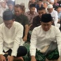 Dempetan Duduk Bersila, Anies - Cak Imin Jumatan Bareng di Masjid Dekat JIS