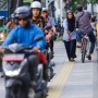 Macet Karena Proyek LRT, Pemotor Kuasai Trotoar di Matraman