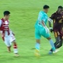Sembrono, Kiper Timnas Indonesia Dapat Kartu Merah usai Tendang Striker PSM Makassar
