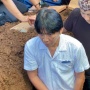 Momen Bimbim Slank Ikut Antar Jenazah Mendiang Ayah hingga ke Liang Lahad