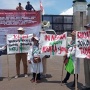 Gantung Poster di Leher, Aksi Emak-emak Rela Panas-panasan Ikut Demo Hak Angket di DPR: Demokrasi Dibius Mati!