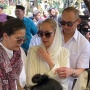Gandeng Tiko Aryawardhana, Bunga Citra Lestari Hadir di Pemakaman Ayah Bimbim Slank