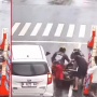 Aksi Sigap Anak Punk Bantu Ibu-Ibu Jatuh Akibat Tertabrak Mobil Banjir Pujian