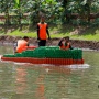 Keren! Petugas UPS Badan Air Buat Perahu Motor dari Botol Plastik Bekas