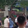 The Power of Emak-emak, Viral Momen Ibu-ibu Dasteran Lompat Pagar Demi Foto dengan Prabowo