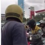 Sudah Dijalurnya, Pria Ini Ngamuk Usai Ditendang dan Dihadang Pengendara yang Berlawanan Arah