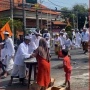 Viral, Perempuan Berhijab Ini Bagikan Air Minum untuk Umat Hindu yang Sedang Melasti