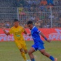 Final Liga 2 Semen Padang vs PSBS Biak Terhenti: Flare Berkobar, Fans Masuk Lapangan