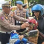 Berikan Edukasi Tertib Lalu-Lintas, Polantas Bagikan Pelindung Kepala Bagi Warga