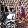 Viral! Dua Pemotor Wanita Kecelakaan hingga Tembus Atap Rumah, Simak Videonya