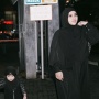 Aurel Hermansyah Tenteng Tas Branded saat Tarawih Pertama, Harganya Gak Kaleng-Kaleng