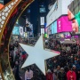 Ratusan Umat Muslim Salat Tarawih Berjamaah di Times Square New York