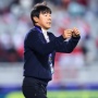 6 OOTD Sporty Shin Tae Yong di Pinggir Lapangan, Pancarkan Ketampanan Khas Oppa Korea Selatan