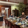 Buka Puasa Hari Pertama, Prabowo Pamer Makan Bareng Titiek dan Didit