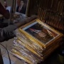 Prabowo-Gibran Belum Resmi Menang, Pengrajin Bingkai Ini Pede Pamerkan Foto Presiden-Wakil Presiden 2024