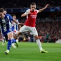 Konspirasi Lucu Arsenal vs Porto: UEFA Dituding Bantu The Gunners usai Foto Trossard dan Wasit Tersebar
