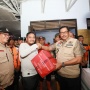 Pj Gubernur Jateng Serahkan Bantuan Senilai Rp160 Juta untuk Korban Banjir Pekalongan