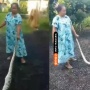 Viral Emak-emak Dasteran Penuh Emosi Taklukkan Ular: Gak Ada Takut-takutnya