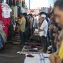 Ruang Masjid Tak Cukup, Jemaah Salat Jumat Meluber ke Lorong dan Kios Pasar Tanah Abang