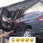 Heboh Honda CR-V 'Terbang' ke Atap Rumah, Bikin Geleng-geleng Kepala