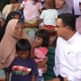Kunjungi Warga Terdampak Banjir di Sumbar, Anies Kasih Bantuan Paket Sembako