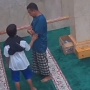 Viral! Sedang Khusyuk Lelaki Ini Diminta Bocil Berhenti Salat, Penyebabnya Tak Terduga