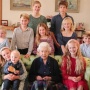 Lagi! Kate Middleton Kedapatan Manipulasi Foto Ratu Elizabeth II Saat Dikelilingi Cucu dan Cicitnya