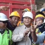 Prabowo Tepis Tangan Pekerja IKN yang Pose Dua Jari saat Foto Bareng: Pemilihan Belum Usai