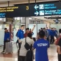 Timnas Vietnam Tiba di Indonesia, Kiper Bulenya Langsung Diajak Foto Bapak-bapak