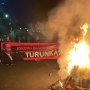 Belum Bubar sampai Malam Ini, Massa Tolak Pemilu Curang Aksi Bakar-bakaran di Depan KPU!