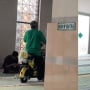 Viral Pria Kendarai Sepeda di Dalam Masjid, Warganet: Ini Males Apa Memang Masjidnya yang Luas