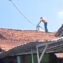 Viral Pria Misterius Bongkar Genting Rumah Warga Kediri dan Lempar ke Jalanan: Meresahkan!