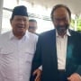 Tiba di NasDem Tower, Prabowo Gandeng Tangan Surya Paloh dan Jalan di Karpet Merah
