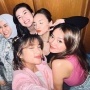 8 Potret Kedekatan Fuji dan Almarhumah Stevie Agnecya, Seperti Kakak dan Adik