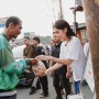 Bagi-bagi Takjil Gratis di Pinggir Jalan, Momen Azizah Salsha Tetap Dikawal Ajudan Bikin Netizen Gagal Fokus