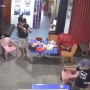 Pria Ngamuk Bawa Sajam Ancam Polisi Berpistol Saat Makan Sahur, Begini Jadinya