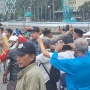 MK Gelar Sidang Perdana Sengketa Pilpres, 2 Massa Bentrok hingga Hujan Batu di Patung Kuda!