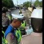 Viral! Momen Polisi Bagi-bagi Takjil Tapi Gak Ada yang Lewat: Orang Kira Sweeping