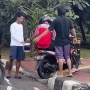 Viral Pemotor Melintas Di Trotoar Kena 'Pajak' Gerombolan Pemuda, Netizen Geram