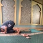 Viral 2 Penumpang Kapal Salat dengan Kiblat Berbeda di Waktu Bersamaan, Kok Bisa?